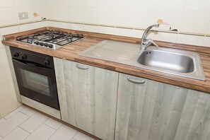 ثلاجة، فرن، غسالة أطباق، مائدة طعام