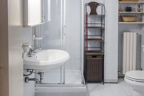 Shower, bidet, towels - N240 - Numana, delightful four-room tavern with garden and pool (Numana)