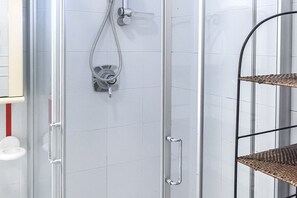 Douche, bidet, serviettes fournies