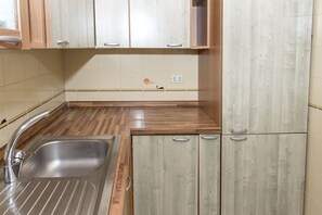 Kühlschrank, Ofen, Geschirrspüler, Esstisch