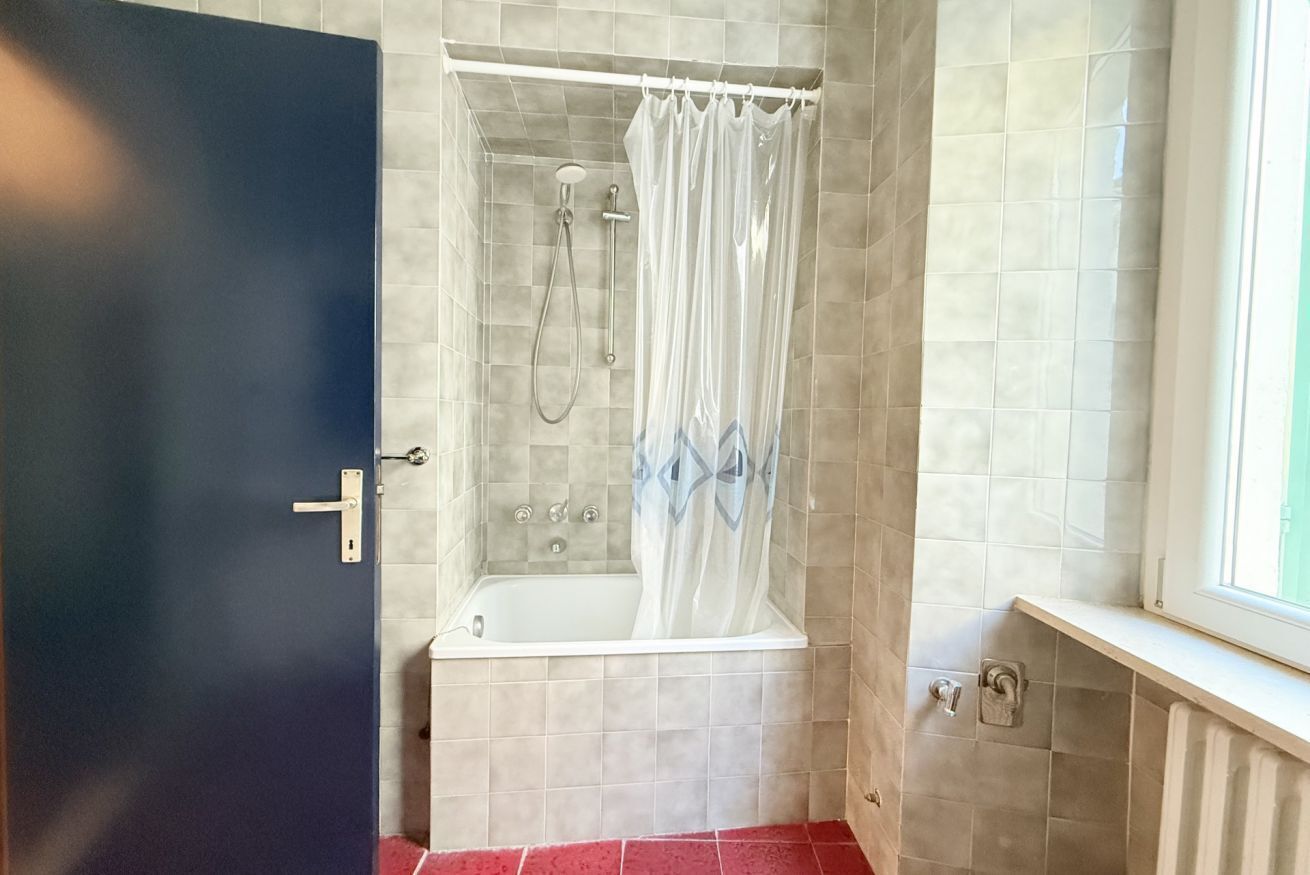 Shower, bidet, towels