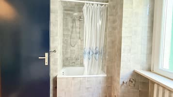 Shower, bidet, towels
