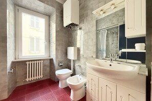 Shower, bidet, towels