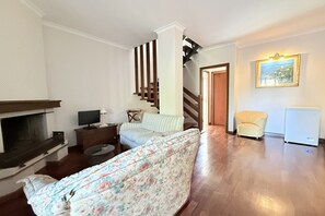 TV - N244 - Numana, large three-room apartment in the center (Numana)