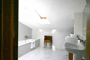 Bathtub, bidet, towels - N244 - Numana, large three-room apartment in the center (Numana)