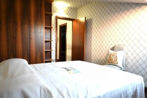 2 bedrooms, bed sheets - N244 - Numana, large three-room apartment in the center (Numana)