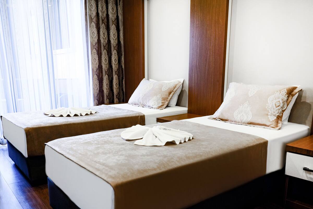 Standard Twin Room | In-room safe, WiFi (free), bed sheets