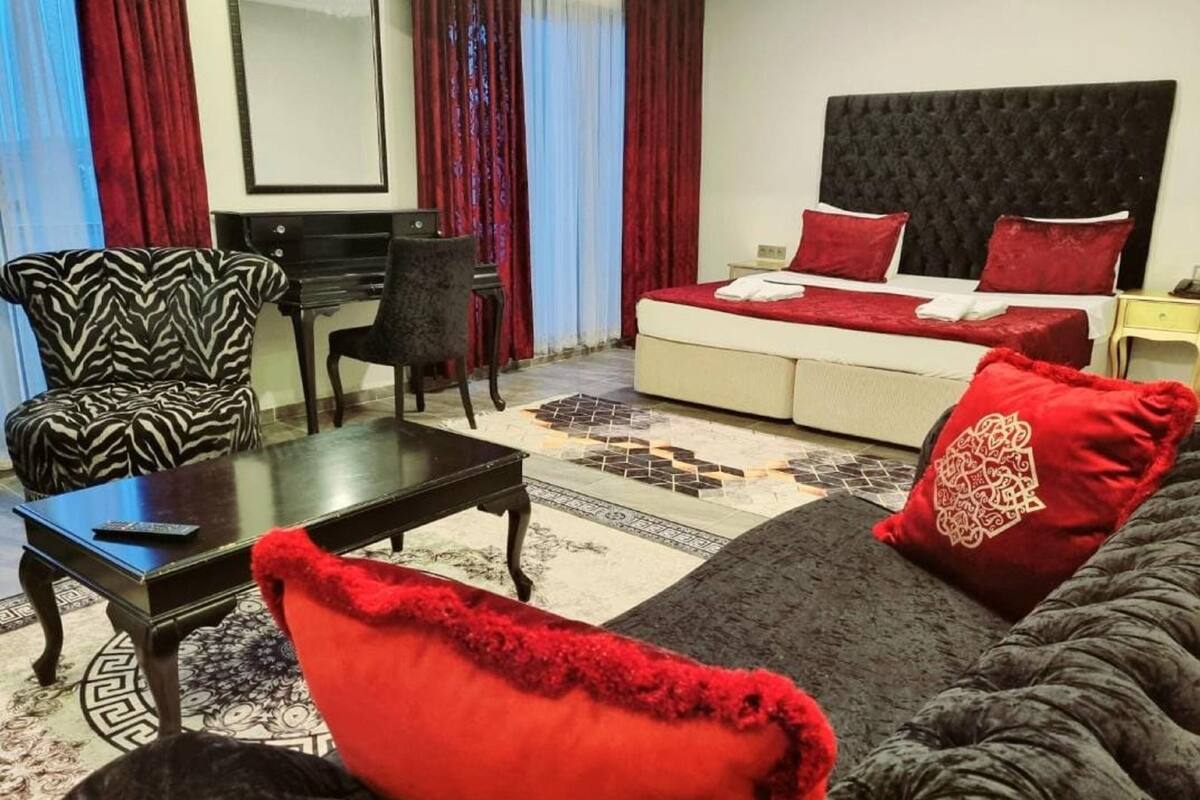 Suite | In-room safe, WiFi (free), bed sheets