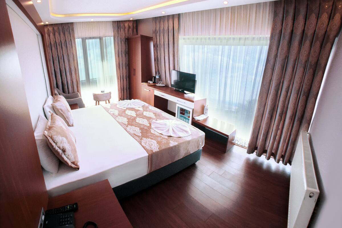 Standard Room, Sea View | In-room safe, WiFi (free), bed sheets