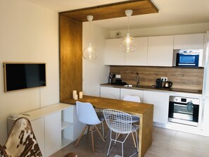 Réfrigérateur, four à micro-ondes, un four, surface de cuisson