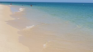 A beach with clear water and a sandy shore. - 4 bedroom villa with private pool, 5 min from the beach, Wifi included (Moncarapacho)