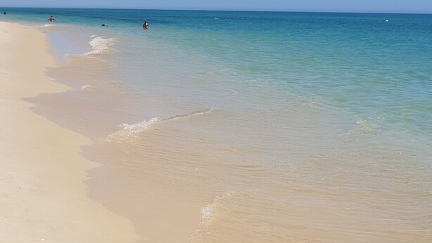 A beach with clear water and a sandy shore. - 4 bedroom villa with private pool, 5 min from the beach, Wifi included (Moncarapacho)