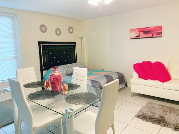 Interior - PET FRIENDLY & CLOSE TO CAMPING/ DOWNTOWN ORLANDO (Orlando)