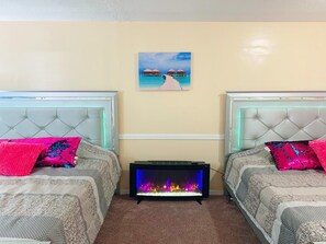 3 bedrooms, desk, iron/ironing board, free WiFi - PET FRIENDLY & CLOSE TO CAMPING/ DOWNTOWN ORLANDO (Orlando)