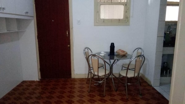 Familien-Doppel- oder -Zweibettzimmer | Essbereich im Zimmer