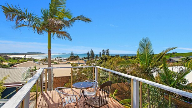 A balcony with a table and chairs, overlooking a beach and ocean. - Berry, 16 East Street (Crescent Head)
