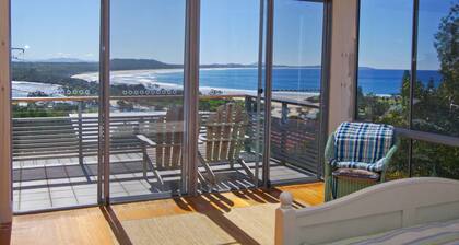 LUXURIOUS BEACH HOUSE WITH EXCEPTIONAL OCEAN VIEWS