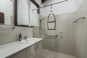 Shower - SPECTACULAR OCEAN VIEWS (Crescent Head)