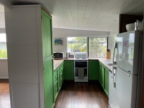 Fridge, microwave, oven, stovetop - GOOD VIBES - EASY WALK TO THE BEACH (Crescent Head)