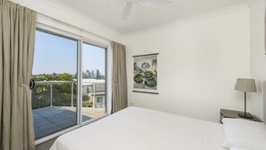 6 bedrooms, iron/ironing board, WiFi - Mirador, 1 Stewart Street (Crescent Head)