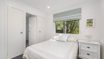 6 bedrooms, iron/ironing board, WiFi, wheelchair access