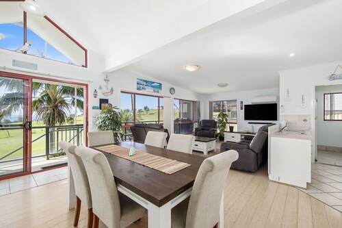 GREAT LOCATION WITH OCEAN VIEWS, SPA BATH & AIR CONDITIONING