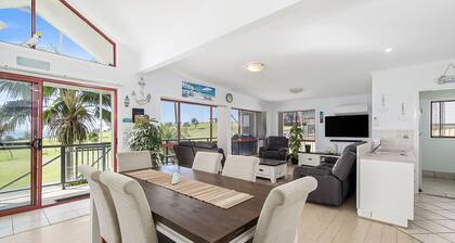 HEATHERS 2 - GREAT LOCATION WITH OCEAN VIEWS, SPA BATH & AIR CONDITIONING