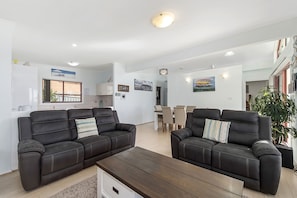 TV, smart speakers - GREAT LOCATION WITH OCEAN VIEWS, SPA BATH & AIR CONDITIONING (Crescent Head)