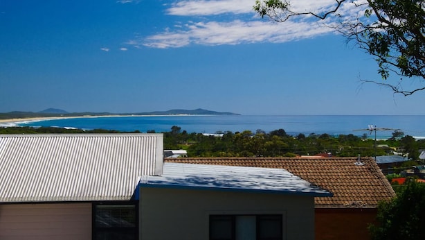 A coastal view with a clear sky, a beach, and distant mountains. - Bellevue Holiday House Crescent Head (Crescent Head)