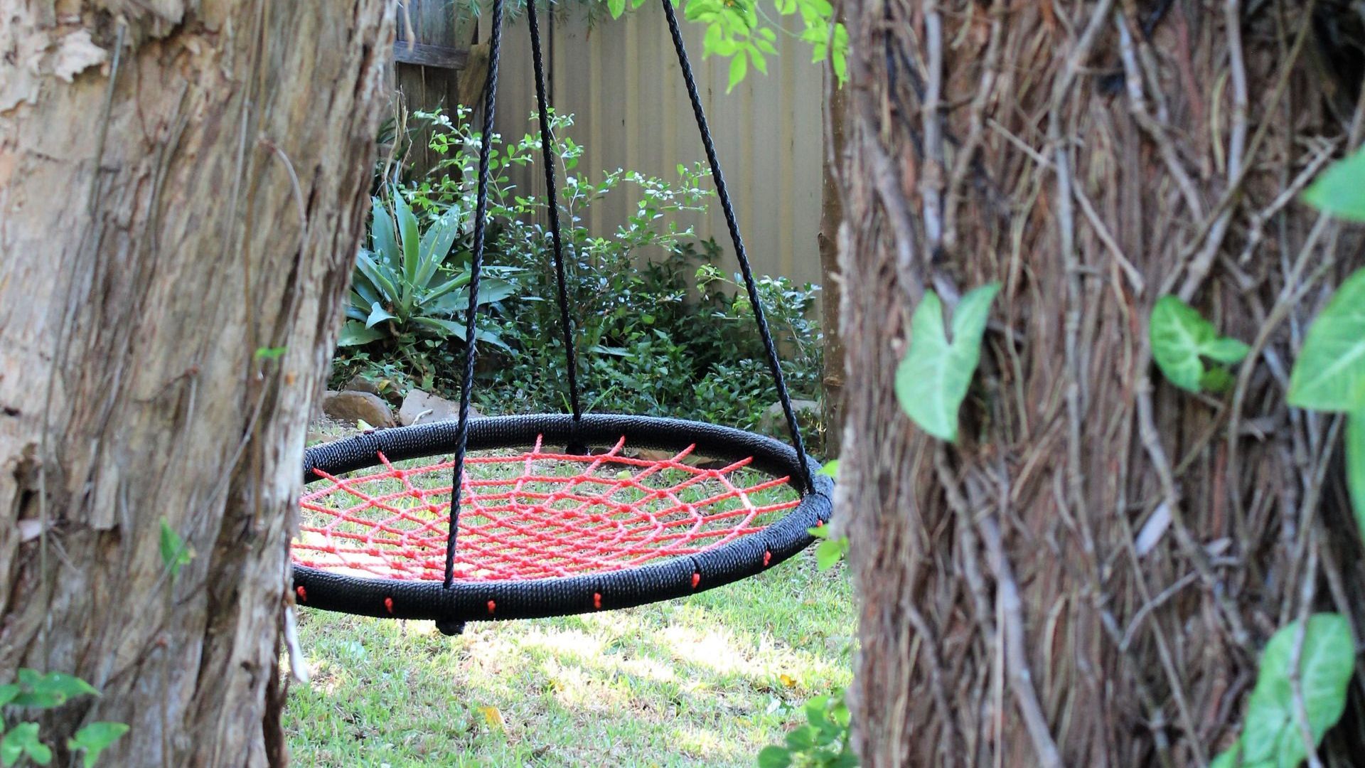 Un'amaca sospesa tra gli alberi in un giardino.