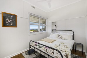 4 chambres, fer et planche à repasser