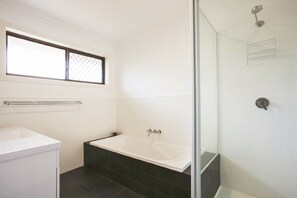 Bathroom - SPACIOUS HOLIDAY HOME IN THE HEART OF CRESCENT HEAD (Crescent Head)