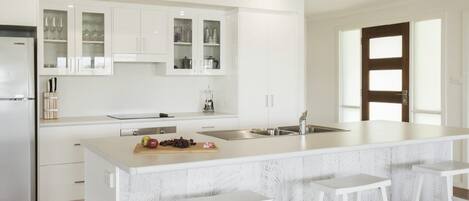 Een koelkast, een magnetron, een vaatwasser