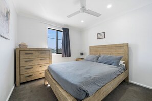 3 bedrooms, iron/ironing board - RIGHT IN THE CENTRE OF IT ALL WITH OCEAN VIEWS & PET FRIENDLY! (Crescent Head)