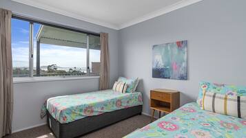 3 chambres, fer et planche Ă repasser