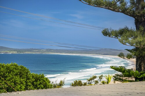 LARGE FAMILY HOME WITH OCEAN VIEWS SUIT EXTENDED FAMILIES
