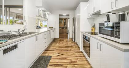 LARGE FAMILY HOME WITH OCEAN VIEWS SUIT EXTENDED FAMILIES