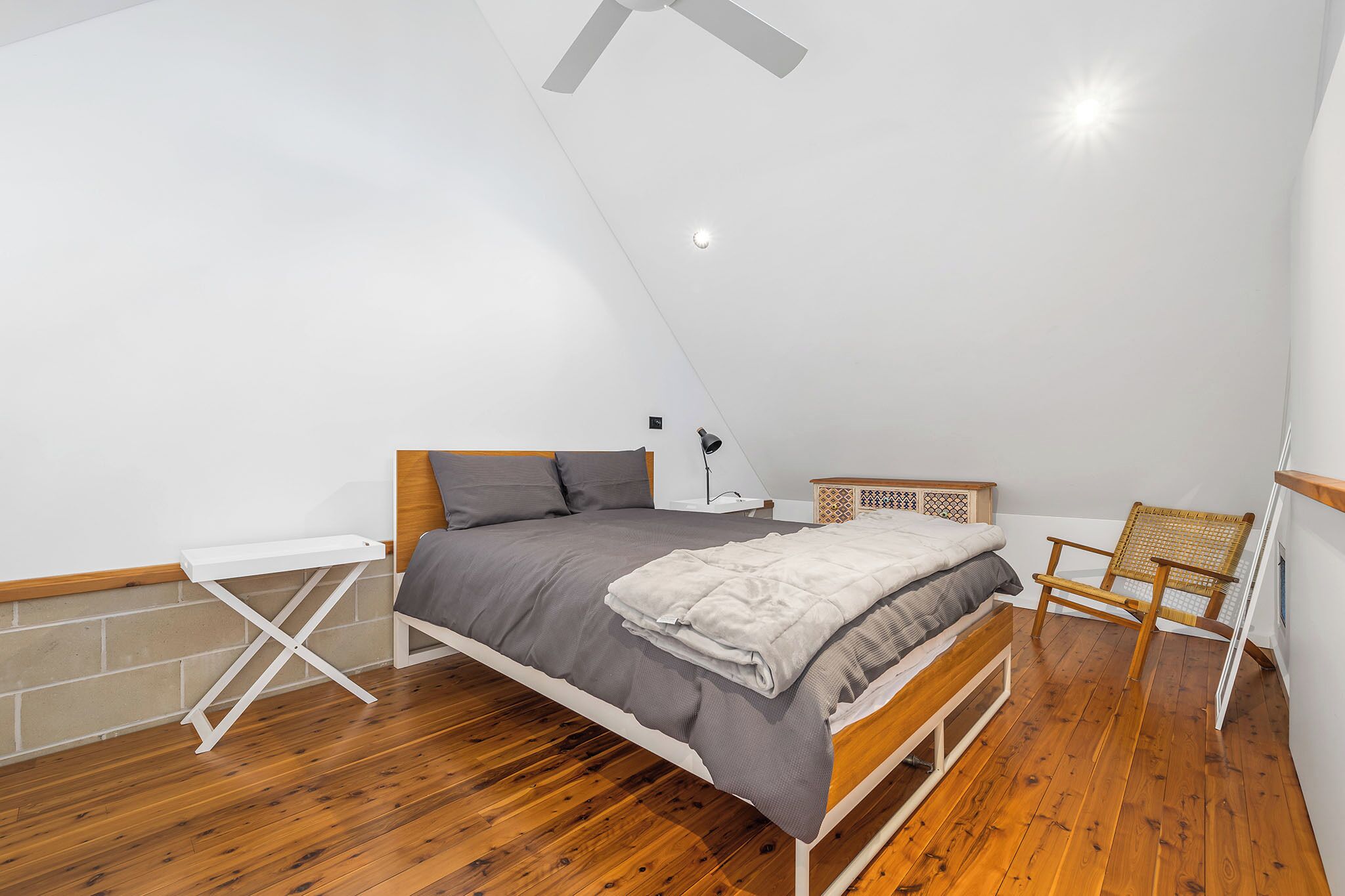 1 室のベッドルーム、アイロン / アイロン台