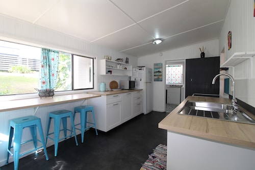 CUTE COTTAGE BY THE SEA!