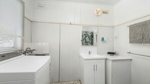 Casa de banho compacta com sanita, lavatório e zona de duche.
