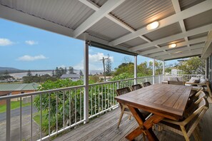 Outdoor dining - Position is everything! (Crescent Head)