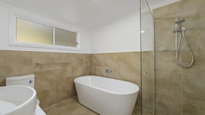 Un bagno con vasca, servizi igienici e zona doccia.
