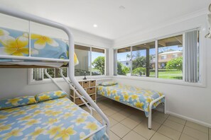 3 chambres, fer et planche Ă repasser