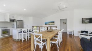 Cozinha moderna com armários brancos, micro-ondas e fogão.