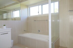 Bathroom - MODERN & STYLISH WITH VIEWS (Crescent Head)