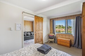 2 habitaciones, tabla de planchar con plancha y ropa de cama 