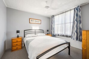 2 slaapkamers, een strijkplank/strijkijzer, beddengoed