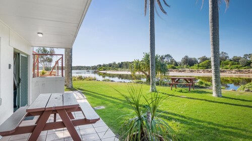 Beachfront 5, 25 Willow Street