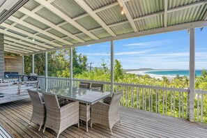 Outdoor dining - SUNNY 4 BEDROOM HOLIDAY HOME WITH SENSATIONAL VIEWS = NEW KITCHEN (Crescent Head)