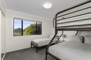 3 bedrooms, iron/ironing board, free WiFi